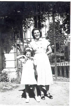 In posa davanti alla Villa Duprais